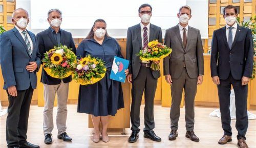 Große Freude bei der Verleihung des Sozialpreises 2021 herrschte bei (von links) Diethard Schinzel, Vorsitzender des Stiftungsrates der Kultur- und Sozialstiftung, Hans Albert, stellvertretender Pflegedirektor am Romed-Klinikum, Dr. Katharina Lenherr, Ärztliche Leiterin der Internistischen Intensivstation, Dr. Hanns Lohner, Ärztlicher Direktor, Dr. Jens Deerberg-Wittram, Geschäftsführer der Romed-Kliniken, sowie Oberbürgermeister und Stiftungsvorstand Andreas März. Foto re