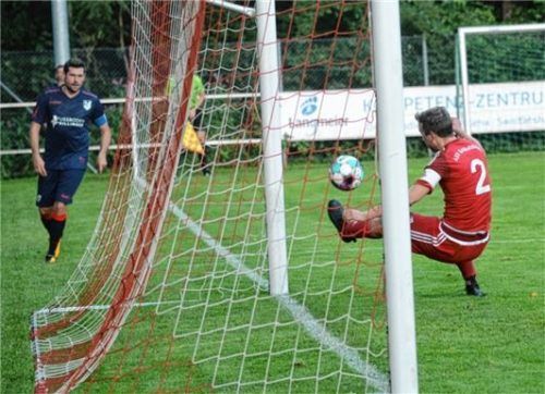 Großholzhausens Torhüter ist bereits umspielt, aber Fabian Riepertinger rettet hier nach der Hereingabe von Au-Kapitän Franz-Xaver Pelz.Foto Franz Ruprecht