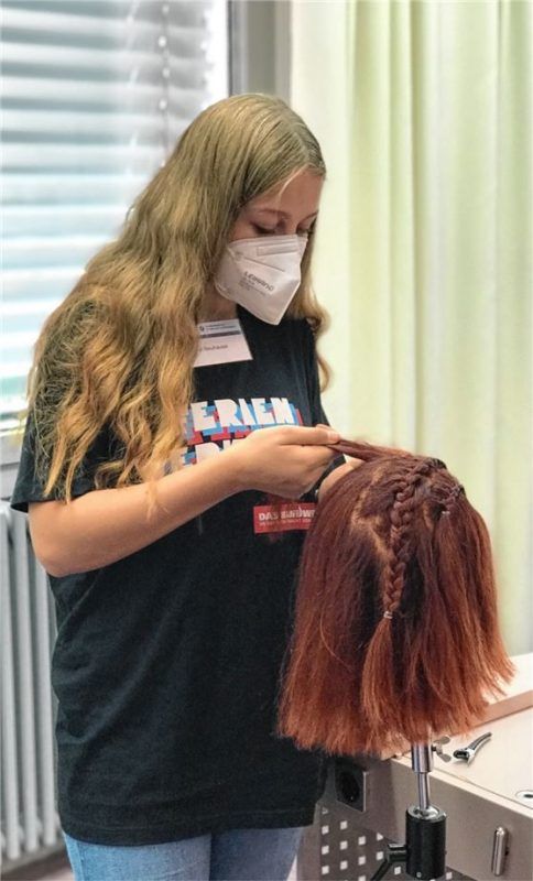 Hannah Neuhauser hat die Frisur ihrer Übungspuppe fast fertig geflochten. Friseurin ist nicht ihr Traumberuf.Fotos Schöne