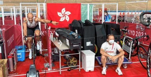 Hansi Friedl kann sich eine kleine Auszeit gönnen, während sich Maximilian Levy einrollt.