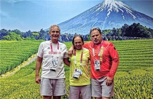 Hansi Friedl mit Bahnrad-Bundestrainer Detlef Uebel (rechts) und Arzt Dr. med. Steffen Steiner (links).