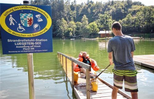 Heike Leder ist begeistert, dass sie am Luegsteinsee trotz ihres Handicaps mit dem Strandrollstuhl sicher ins Wasser gleiten kann.Foto Schmidt