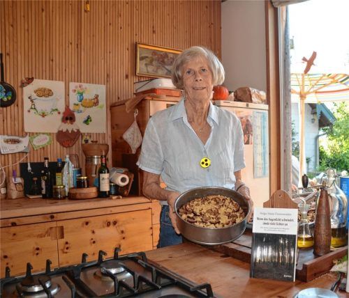 Helga Maria Finsterwalder an ihrem Lieblingsort in ihrem Zuhause: der Küche. Hier backt sie, trotz ihrer Sehbehinderung, weiterhin Kuchen.Foto  Koppetsch