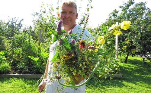 Hilarius Häußler findet die Kräuter für den Himmelfahrtsbuschen im eigenen Biogarten. Er schwört auf die heilende Wirkung der Pflanzen. Fotos Meier