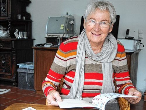 Hobbykünstlerin Christa Ulmer-Thurn mit ihrem selbst geschriebenen Kinderbuch „(Keine) Angst vor Corona!“. Foto Reischl-Zehentbauer
