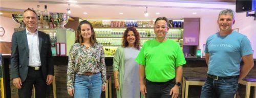 Hoffen auf Unterstützung für die gute Sache: (von links) Bürgermeister Robert Pötzsch, Victoria Jurela, Leiterin der neuen Plogging-Gruppe in Waldkraiburg und Umgebung, Manuela Hansmeier, Leiterin der Ampfinger Plogger, Roland Scherer, Leiter und Gründer der Plogging-Gruppe Mühldorf, und Umweltreferent Wolfgang Hintereder.Foto  Meier