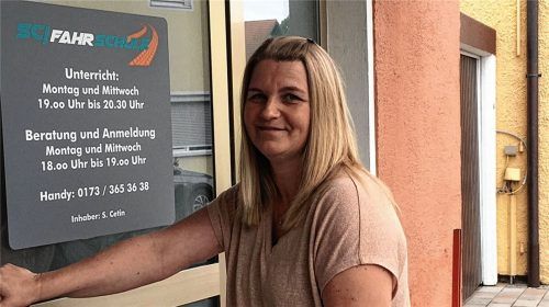 „Hoffentlich müssen wir wegen der steigenden Corona-Zahlen nicht bald wieder schließen“: Claudia Cetin führt mit ihrem Mann Selami seit sieben Jahren die SC Fahrschule in Kolbermoor. Foto Weinzierl