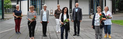 Im Rahmen der Hauptversammlung der Katholischen Frauengemeinschaft St. Michael gab es Vorstandswahlen und Ehrungen von Mitgliedern: (von links) Eva Pichler, Brigitte Thoma, Anneliese Weber, Annemarie Heimrath, Ingrid Meindl-Winkler, Pfarrer Sebastian Heindl, Claudia Bösl und Gudrun Lischewski.Foto Heuel