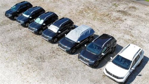 Im Test mit sieben Fahrzeugen waren unter anderem eine Sonnenschutzfolie sowie eine Halbgarage.