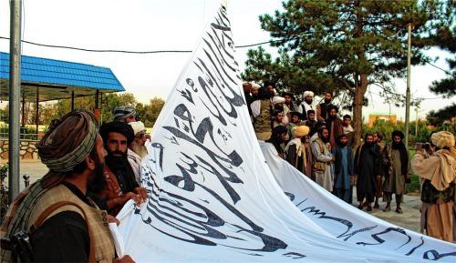In Afghanistan spitzt sich die Lage zu. Auf diesem Bild hissen Taliban-Kämpfer ihre Flagge vor dem Haus des Gouverneurs der Provinz Gasni. Fotos dpa/privat (2)