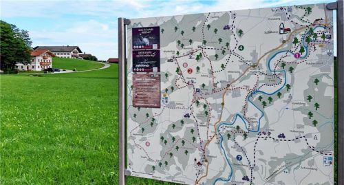 In Atzing gibt es jetzt neue Hinweistafeln, die Wege zu Direktvermarktern sowie Wander- und Spazierwege aufzeigen..Foto Hötzelsperger