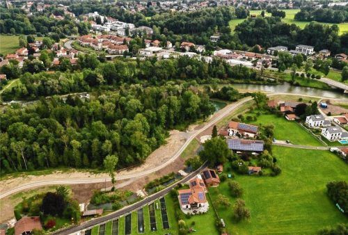 In dem letzten Teilabschnitt wurde der Deich hinter der Bebauung gebaut und mit einer Innendichtung versehen.Fotos  Wasserwirtschaftsamt/Baumann