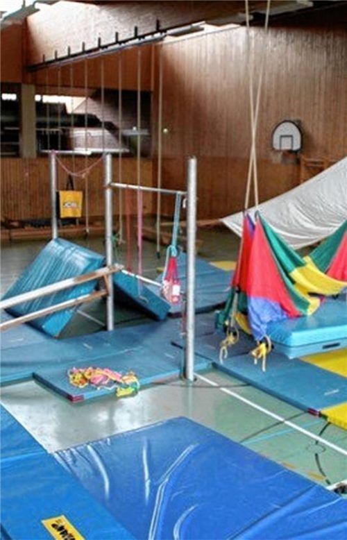 In der Adolf-Rasp-Schule wurde unter der Leitung von Johanna Gantner die Turnhalle zum Piratenschiff.