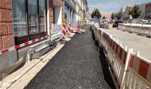 In der Urlaubszeit wurden die Gehwege asphaltiert, damit die Geschäfte auf dem Neumarkt-St. Veiter Stadtplatz gut erreichbar waren.