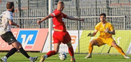 In dieser Szene verzieht Buchbachs Thomas Winklbauer gegen Markus Schöller noch, vier Minuten nach der Pause war er mit dem Kopf zur Stelle.Foto Michael Buchholz