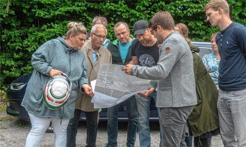Intensiv beteiligt werden sollen die Pruttinger Bürger am geplanten gemeindlichen Entwicklungskonzept. Ortsteilgespräche wie hier in Niedernburg wird es deshalb auch in Zukunft immer wieder geben. Foto Thomae