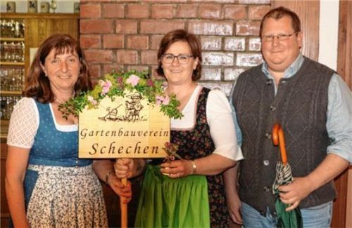 Irmi Hörfurter (links) übergibt den Vorsitz nach 17 Jahren an Iris Altenweger. Zuvor nahm sie noch Bürgermeister Stefan Adam als neuestes und 450. Mitglied in den Verein auf. Foto re