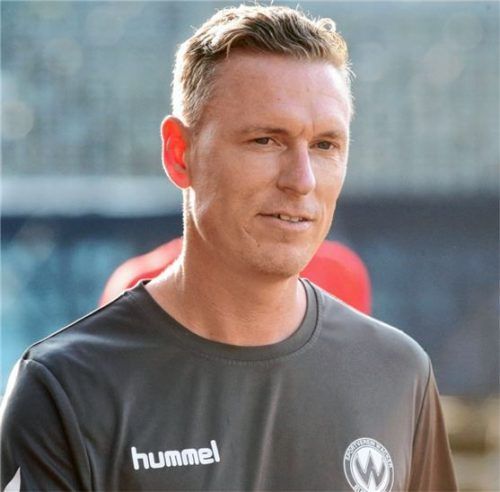 Ist weiterhin guter Dinge: Wacker Burghausens Trainer Leo Haas. Foto Michael Buchholz