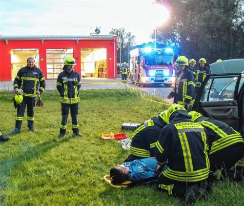 Jede Menge Platz für Übungen: die Pullacher Feuerwehrler im Hof ihres neuen Feuerwehrgerätehauses. Fotos Baumann