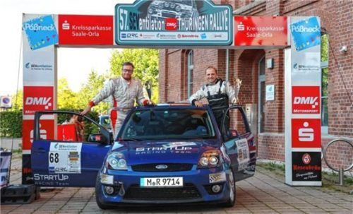 Johannes Wittenbeck (rechts) und Beifahrer Hartmut Weigelt im Ziel der Thüringen Rallye. Foto Sascha Dörrenbächer