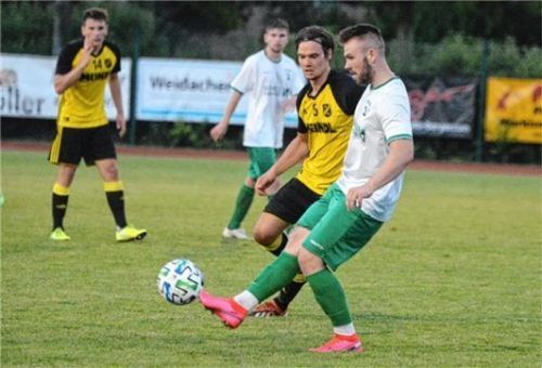 Julian Boddeutsch (am Ball) und der TuS Prien mussten sich Bayernligist SV Kirchanschöring geschlagen geben.