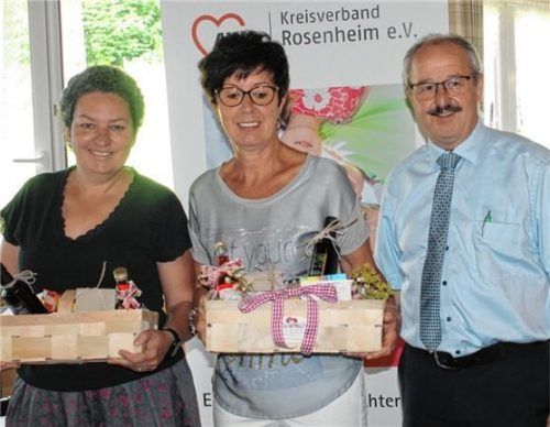 Keine erneute Kandidatur: Die ehemaligen stellvertretenden Vorsitzenden (von links) Alexandra Burgmaier und Ulrike Plankl erhalten ein Abschiedsgeschenk von Peter Kloo, dem Vorsitzenden des AWO-Kreisverbands. Foto Strim