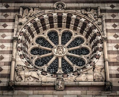 Kirchenfenster im Dom zu Speyer: Er ist die größte erhaltene romanische Kirche der Welt und gehört seit 1981 zum UNESCO Weltkulturerbe.