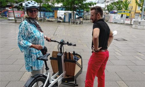 Kolbermoors Klimaschutzmanager Martin Roith bei der Einweisung und Übergabe des neuen Lasten-E-Bikes an Gudrun Brickwede. Fotos re