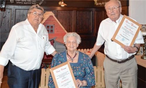 Langjährige Mitglieder ausgezeichnet: Vorsitzender Josef Fischer (links) überreichte Therese Himmler eine Ehrenurkunde für 40 Jahre Mitgliedschaft. Der ehemalige Vorsitzende Gerhard Heisig bekam eine Ehrenurkunde mit die Ernennung zum Ehrenvorsitzenden.Foto re