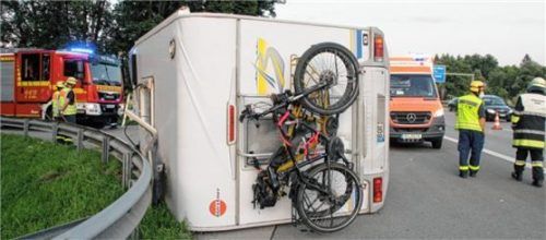 Leichte Verletzungen hat die Fahrerin dieses Wohnwagens erlitten. Foto Reisner