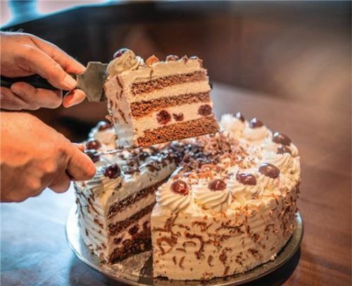 Liebe geht durch den Magen: die Schwarzwälder Kirschtorte. Foto Ulrike Klumpp