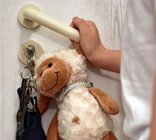 Manchmal hilft auch kein Stofftier: Wenn Kinder bei ihren leiblichen Eltern nicht länger sicher sind, kommen auch Bereitschaftspflegefamilien ins Spiel, welche die Buben und Mädchen auf Zeit bei sich aufnehmen. Foto dpa