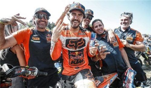 Manuel Lettenbichler freut sich über seinen nunmehr schon dritten Sieg mit dem gesamten Team (ganz links sein Vater Andi Lettenbichler). Foto  FUTUE7MEDIA