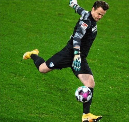 Manuel Riemann steht vor seinem ersten Bundesliga-Spiel. Foto Swen Pförtner/DPA