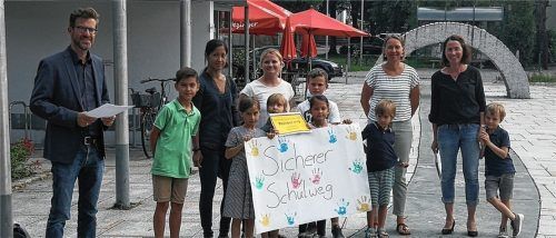 Maria Faltenbacher (Zweite von rechts) und andere Frauen aus Waldering übergaben zusammen mit ihren Kindern Bürgermeister Karl Mair (links) Unterschriften von denjenigen, die beim Überqueren der Staatsstraße Probleme haben. Foto Hampel