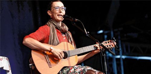 Martina Schwarzmann begeisterte das Publikum in Tüßling. Foto Stuffer