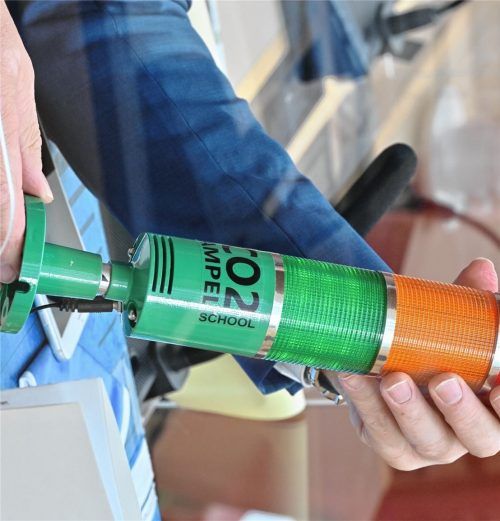 Messen den Anteil an Kohlenstoffdioxid in der Luft: Die CO2-Ampeln sollen mithilfe von Anzeige und Warnsignal beim regelmäßigen Lüften in Kolbermoorer Schulen unterstützen. Foto Dpa