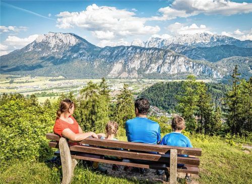 Mit Blick auf Kiefersfelden und das Kaiserreich. Touristen nehmen die regionalen Angebote gut an.Foto  Kujat