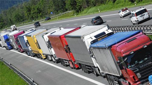 Mit dem Lkw über die Grenze bei Kiefersfelden: Der Exportumsatz muss laut IHK dringend wieder wachsen. Foto dpa