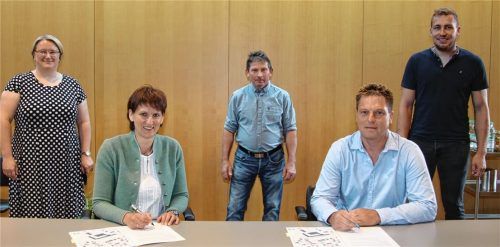 Mit den Unterschriften wird besiegelt, dass die Isener RegioNahWärme GmbH i. G. in Zukunft die Schule mit Nahwärme versorgen wird. Im Bild zu sehen sind (von links): Geschäftsleiterin Christine Pettinger, Bürgermeisterin Irmgard Hibler, Gerhard Fruth, Ideengeber Markus Lohmaier und Andreas Strobl. Foto Dinger