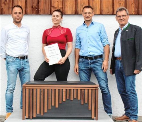 Mit der Bestnote „Eins“ ging dieses Jahr Lorenza Bauer als Innungssiegerin hervor. Zu den Gratulanten gehörten ihre Ausbilder Markus Ganslmeier (links) und Bernhard Mayer (Zweiter von rechts) von der Schreinerei Ganslmeier GmbH aus Albaching sowie der Obermeister der Schreinerinnung, Peter Moser. Foto Steffenhagen
