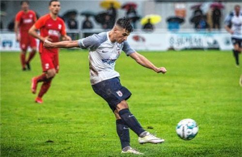 Mit diesem Schuss brachte Leon Simeth die Wasserburger im letzten Spiel in Führung. Foto John Cater