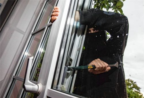 Mit einem Brecheisen hebelt ein Einbrecher ein Fenster auf. Die Rosenheimer Kripo hat jetzt einen Mann gefasst, der bei mehreren Einbrüchen zumeist unbewohnte Häuser und Bauernhöfe heimgesucht hatte. Foto dpa