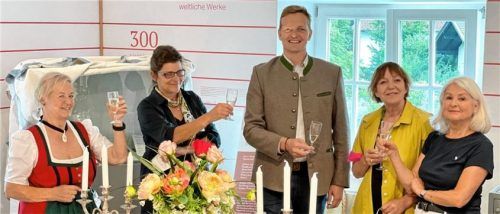 Mit einem Glas Sekt feierten sie das 20-jährige Bestehen des Vereins: (von links) die Zweite Vorsitzende Brigitte Peters, Vorstandsmitglied Martina Glatt, Bürgermeister Simon Frank, die Vorsitzende des Müllner-Peter-Museumsvereins, Cäcilie von Feilitzsch-Rauch, sowie Vorstandsmitglied Ilse Fischer. Foto Rehberg