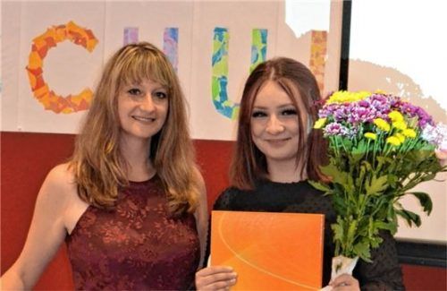 Mit einem Notenschnitt von 1,2 ist Sabrina Broz (rechts) die Klassenbeste der Praxisklasse. Lehrerin Carina Auer gratulierte.