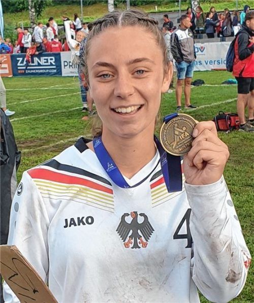 Nina Dotzauer präsentiert WM-Gold.Foto re