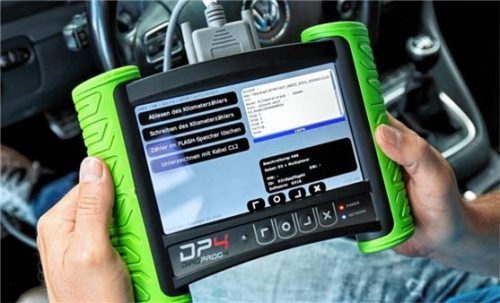 Mit handlichen, leicht zu bedienenden Geräten, können Tachos in wenigen Minuten manipuliert werden. Foto AUM/ADAC