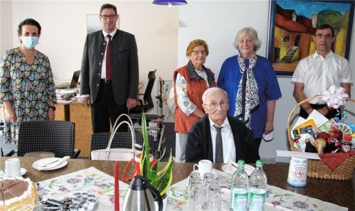 Mit Kaffee und Kuchen wurde der 95. Geburtstag von Erich Bunk (sitzend) im Betreuungszentrum St. Wolfgang gefeiert. Im Bild (von links) Pflegedienstleiterin Elena Werkstetter, Landrat Martin Bayerstorfer, Marianne Bauer, Schwiegertochter Sieglinde Bunk und Bernhard Konrad, der Zweite Bürgermeister von St. Wolfgang. Foto Dinger