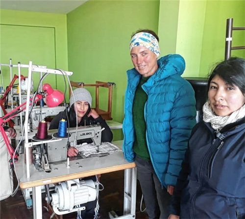 Monika Stöckl in der Werkstatt der Näherei. Hier lernen die Kinder und Jugendlichen manuelle Fertigkeiten. Foto privat