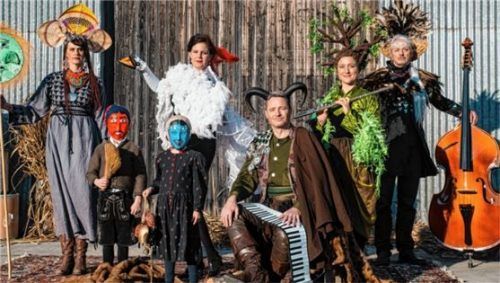 Mystische Wesen bevölkern am Freitag und Samstag den Museumsbahnhof der Wachtlbahn. Foto Hartmann